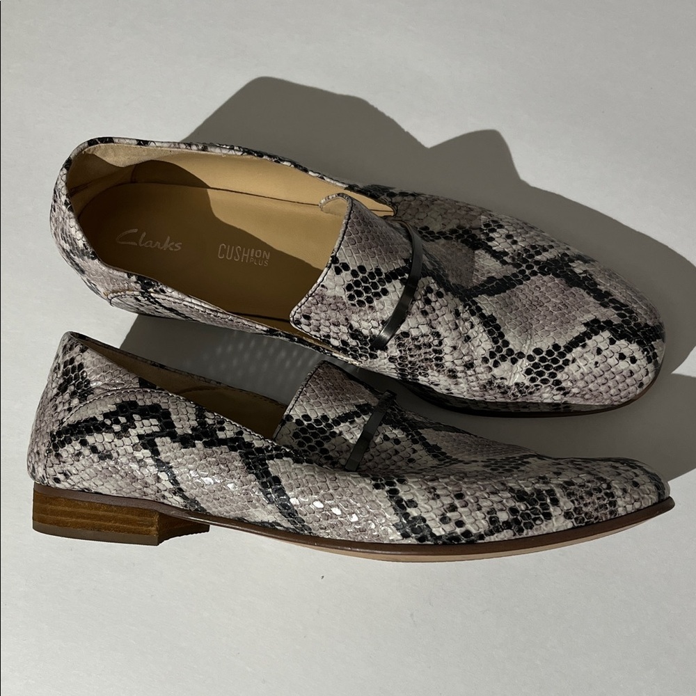 Clarks Cushion Plus snakeskin loafers shoes sz 9 womens gray flats